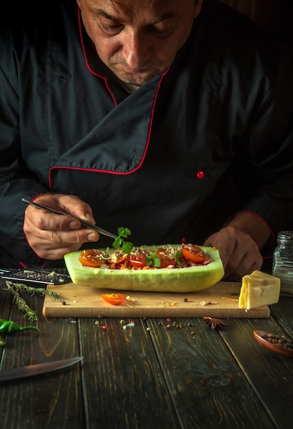 Chef preparando plato