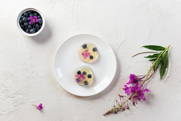 Postre en plato blanco