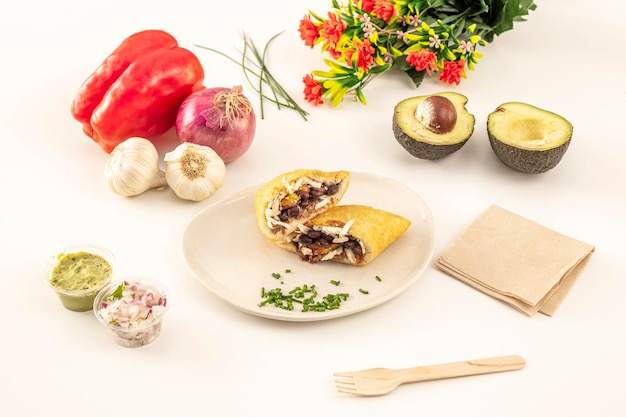 Platos coloridos sobre mesa